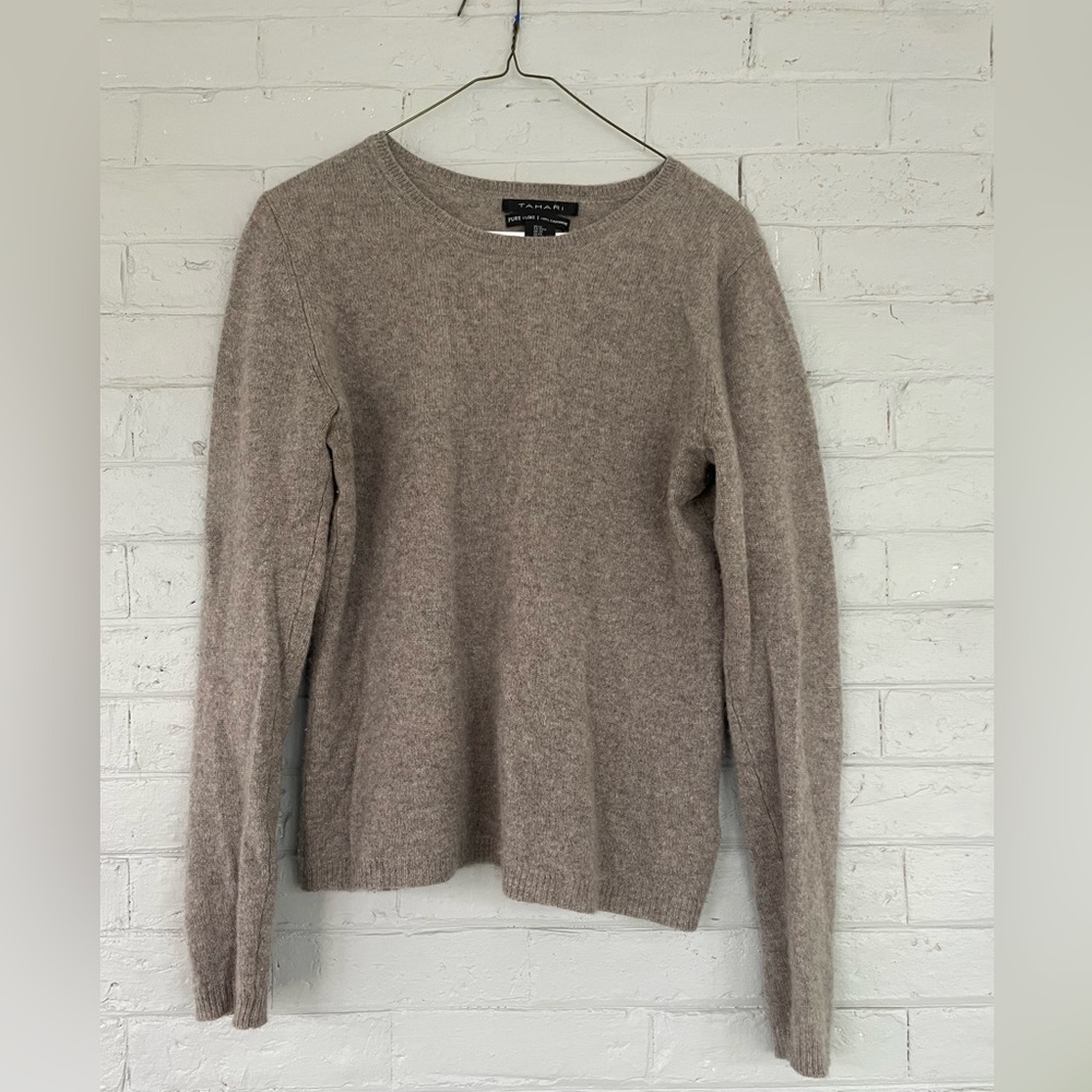 Tahari cashmere crew neck size M